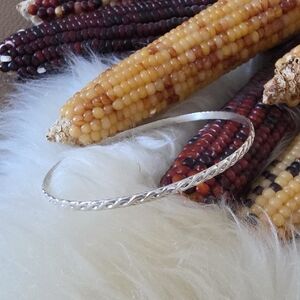 Beautiful NWOT Native American Navajo Sterling Bangle Bracelet 🩶🎁❤️